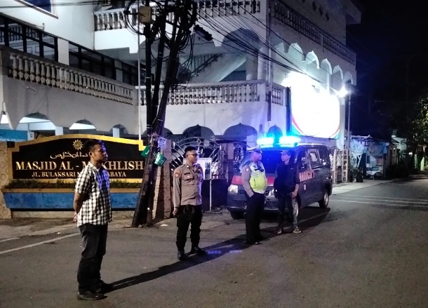 Petugas Polsek Semampir melaksanakan patroli intensif di sejumlah titik rawan untuk menekan aksi gangster dan balap liar di wilayah Surabaya Utara.