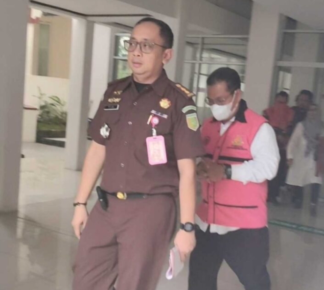 Kasi Pidsus Kejari Banjarmasin mengawal dua tersangka kasus korupsi server Disdik menuju mobil tahana