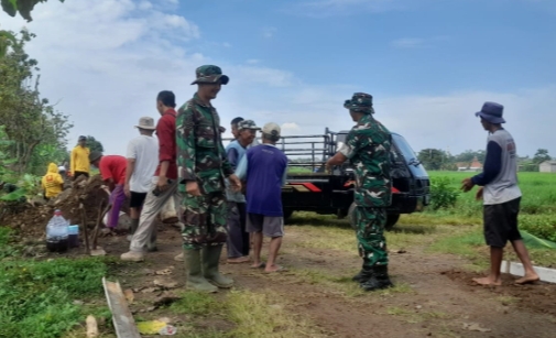 TNI dan warga Sragen bergotong royong dalam TMMD ke-128 untuk mempercepat pembangunan infrastruktur Desa Puro.
