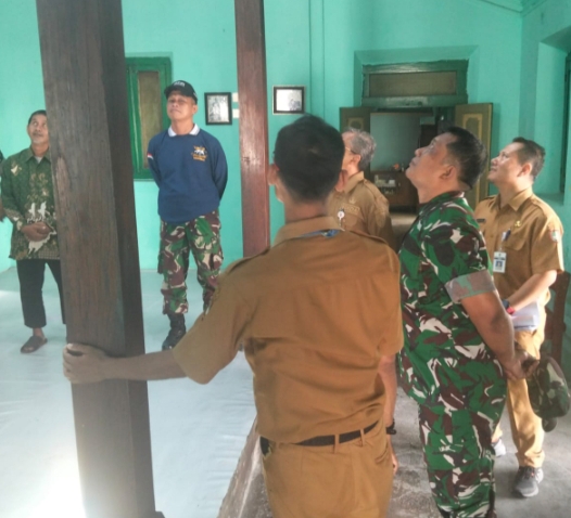 Sekda Surakarta bersama TNI dan OPD meninjau rumah masa kecil Brigjen Slamet Riyadi yang akan direvitalisasi menjadi museum sejarah.