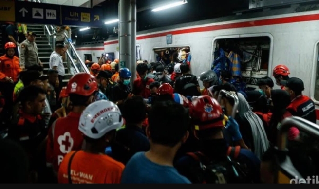 Evakuasi penumpang KRL di Stasiun Bekasi Timur pasca tabrakan dengan KA jarak jauh yang memicu kepanikan.