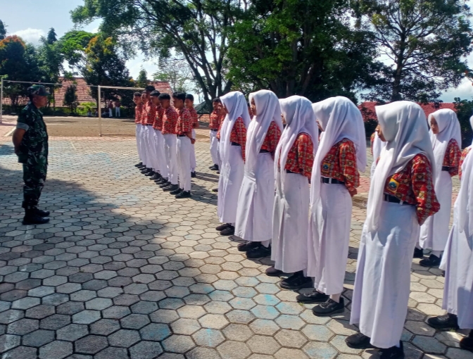 TNI Koramil 21/Bulukerto melatih kedisiplinan dan kepemimpinan pengurus OSIS SMPN 2 Bulukerto melalui kegiatan pembinaan di lapangan sekolah, Wonogiri.