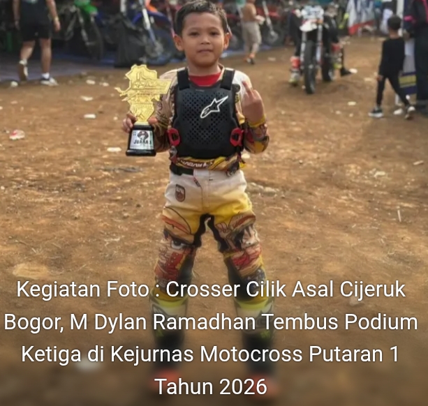 Keterangan foto:Crosser cilik M Dylan Ramadhan saat naik podium Kejurnas Motocross 2026 di Pandeglang.