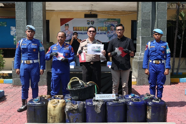 Petugas Polda Jawa Timur mengamankan puluhan jerigen solar subsidi ilegal di Pelabuhan Tanjung Perak.”