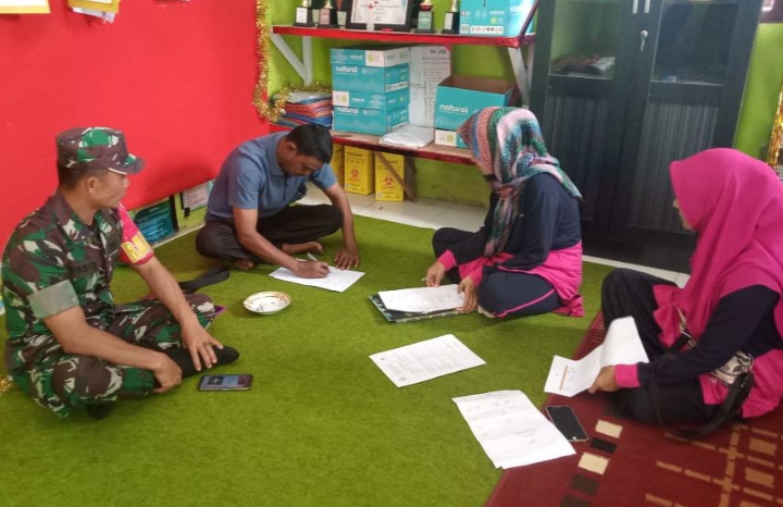 Babinsa Koramil 13 Pracimantoro lakukan Komsos bersama warga di Wonogiri untuk memperkuat ketahanan pangan.