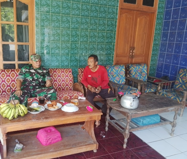 Babinsa Koramil Jatiroto melaksanakan komunikasi sosial dengan warga untuk memperkuat sinergi dan menjaga keamanan wilayah Wonogiri.