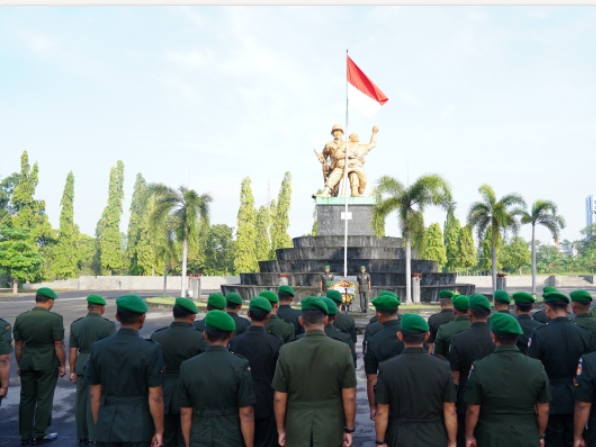Keterangan foto: Danrem 074/Warastratama memimpin ziarah dan tabur bunga di TMP Kusuma Bhakti Surakarta dalam rangka HUT ke-60 Korem.