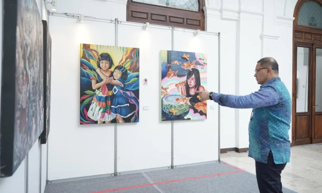 Kadisdik Jatim Aries Agung Paewai meninjau karya siswa pada Rolas Art Festival di Alun-Alun Surabaya.