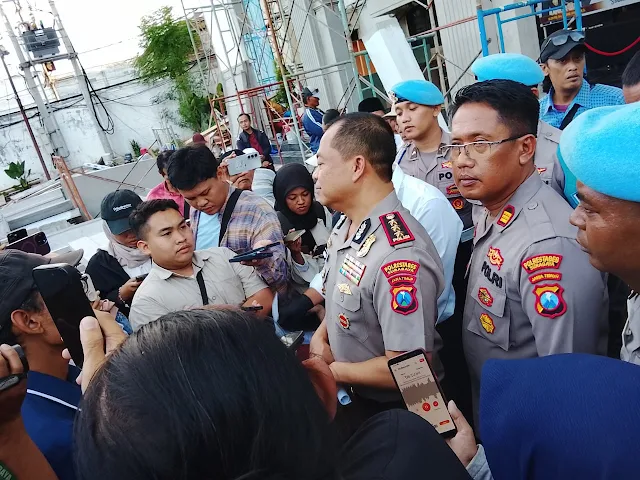Keterangan Foto: Petugas kepolisian saat melakukan penyitaan barang bukti dalam kasus dugaan penahanan lansia dan penggelapan dana di Surabaya.