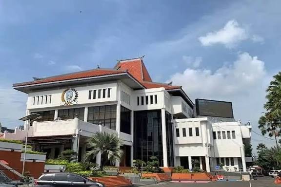 MAKI Jatim kritik studi banding Pansus BUMD DPRD Jatim yang dinilai tidak maksimal.