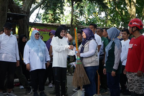 Wali Kota Kediri bersama Forkopimda dan warga melakukan aksi bersih-bersih massal di Sumber Jiput dalam Gerakan Indonesia ASRI.