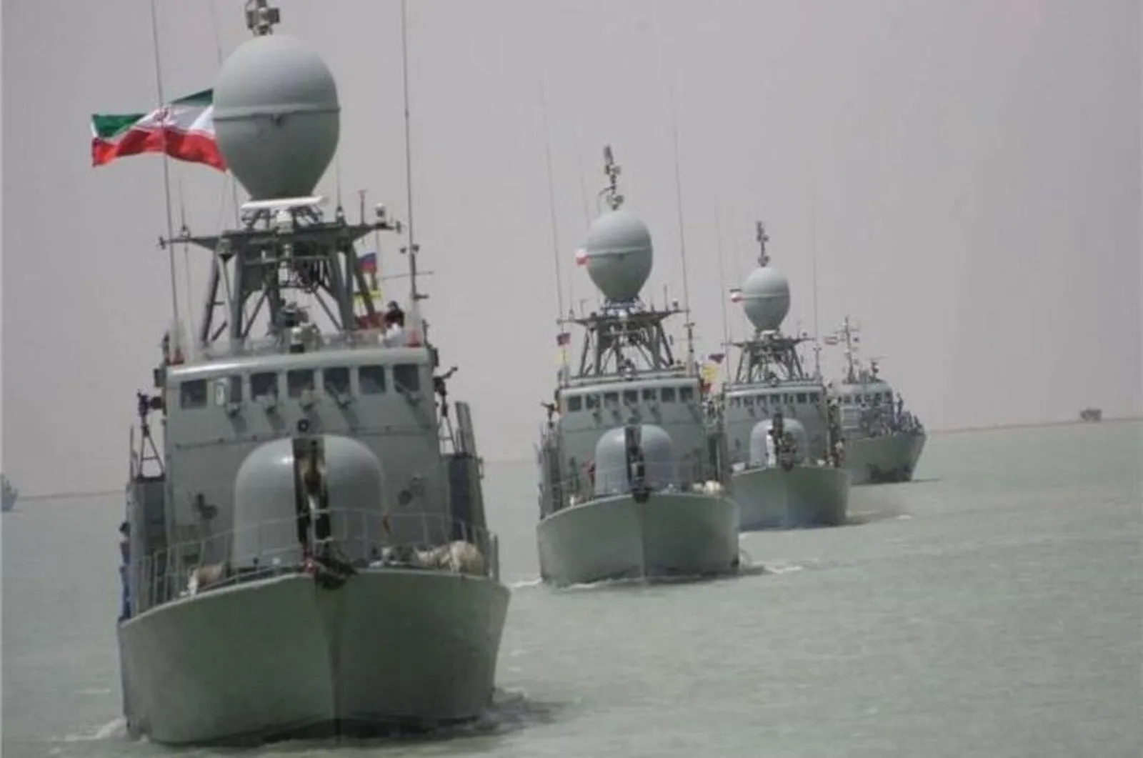 Kapal-kapal cepat Iran yang dikenal sebagai “armada nyamuk” beroperasi di Selat Hormuz dan menjadi sorotan dalam meningkatnya ketegangan kawasan.
