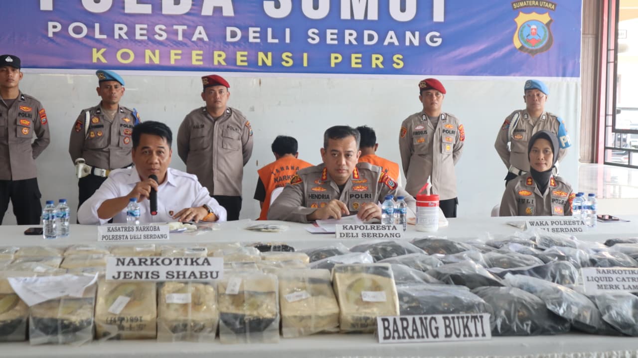Keterangan Foto: Petugas menunjukkan barang bukti narkotika hasil pengungkapan jaringan internasional di Deliserdang.