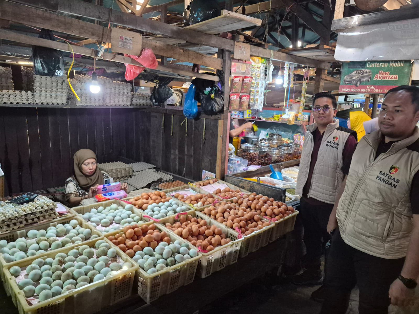 Petugas Satgas Pangan Polda Kalsel melakukan sidak harga dan stok sembako di Pasar Kalindo Banjarmasin.