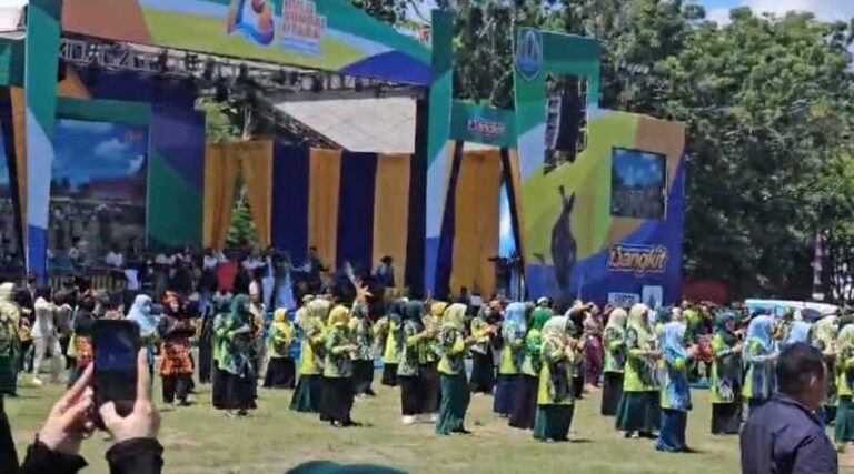 ASN HSU berjoget dangdutan saat puncak Hari Jadi ke-74 di Lapangan Pahlawan Amuntai dan videonya viral di media sosial.
