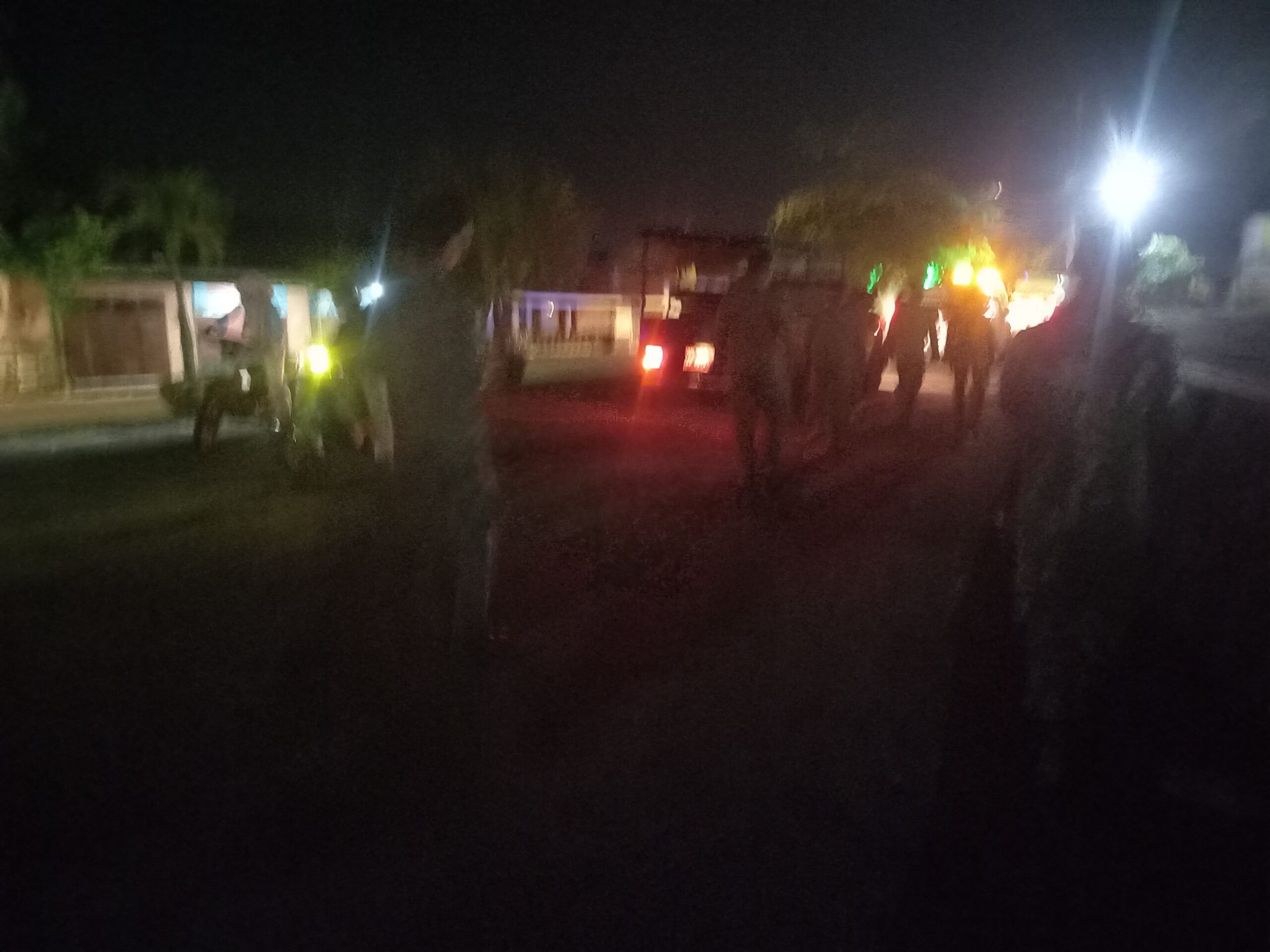 Babinsa Banyudono melaksanakan patroli malam di kawasan Alun-Alun Pengging untuk menjaga keamanan wilayah.