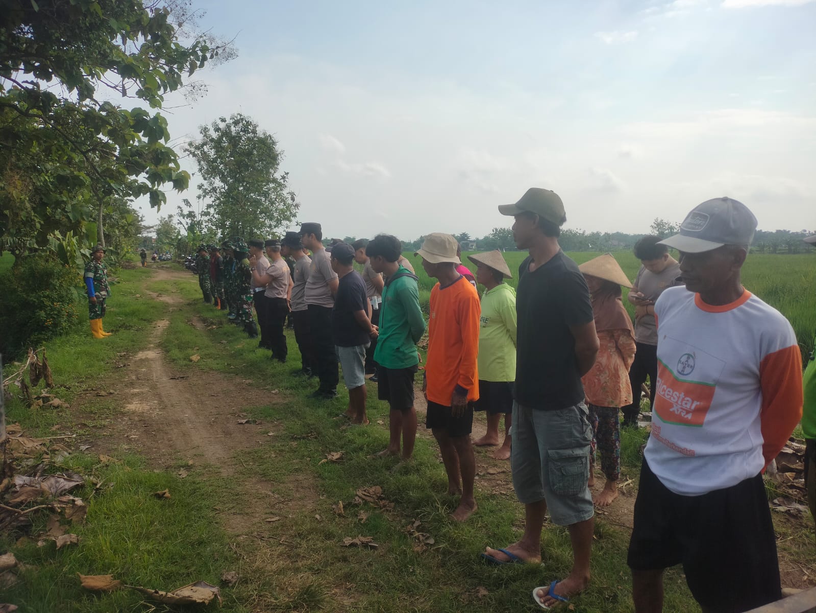Keterangan foto: Dan SST TMMD Sragen memimpin apel pagi untuk meningkatkan efektivitas kerja Satgas di lokasi sasaran.