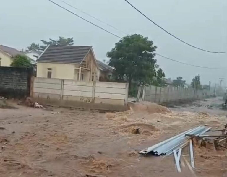 Luapan air dari Fitria Jaya Residence merendam permukiman warga di Martapura akibat diduga drainase buruk.