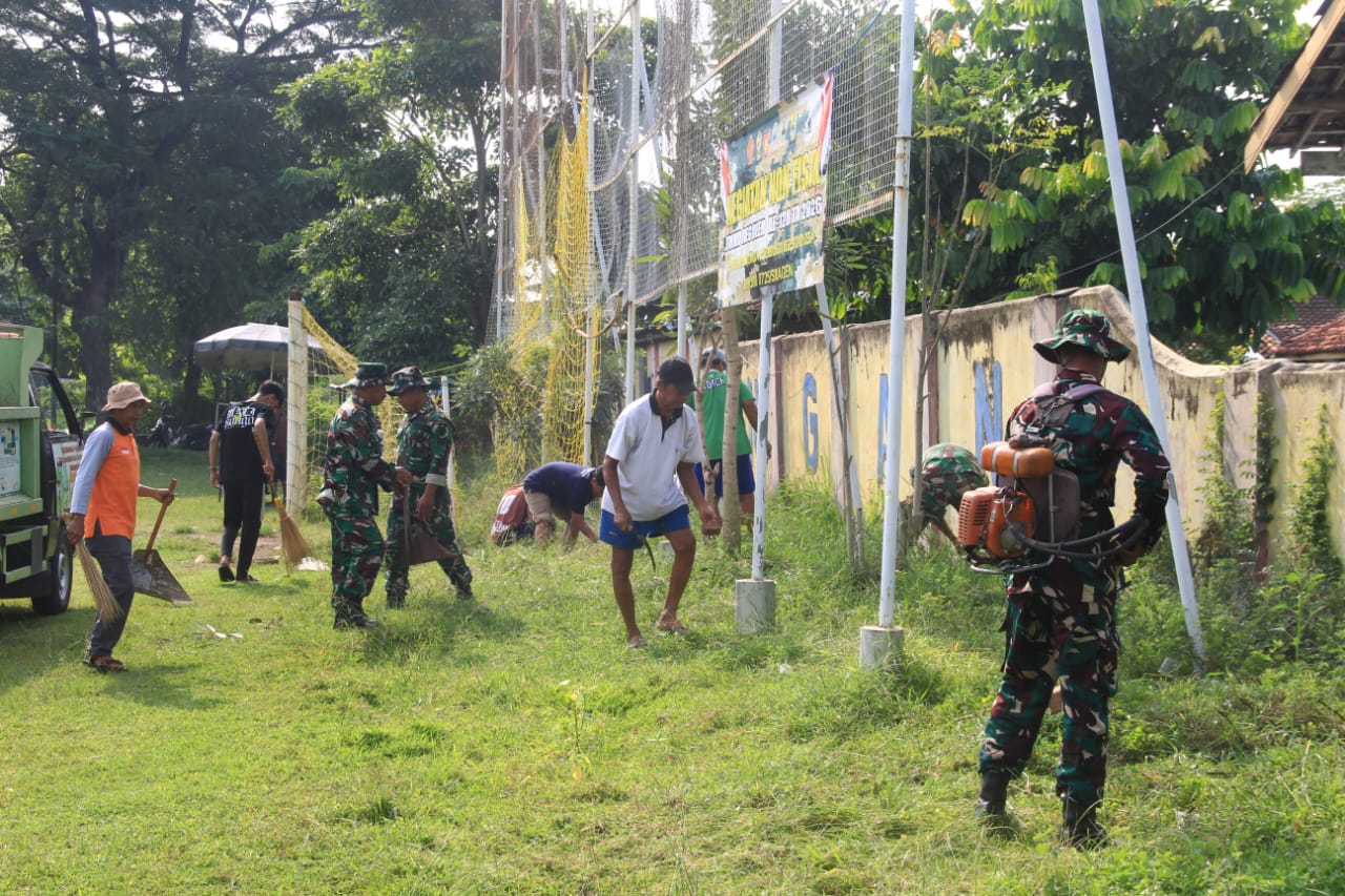 Satgas TMMD Kodim Sragen bersama warga gotong royong membersihkan lingkungan di Kelurahan Plumbungan.