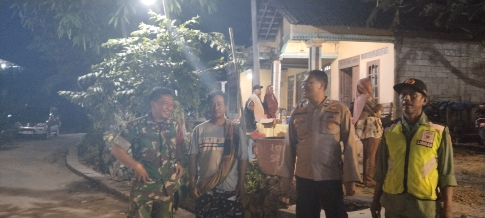 Babinsa dan Bhabinkamtibmas saat melaksanakan patroli malam di wilayah Wonosamodro, Boyolali untuk menjaga situasi kamtibmas tetap kondusif.