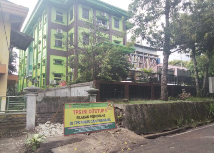 Petugas DLH Banjarbaru mengarahkan warga ke TPS alternatif usai penutupan TPS Bina Satria.