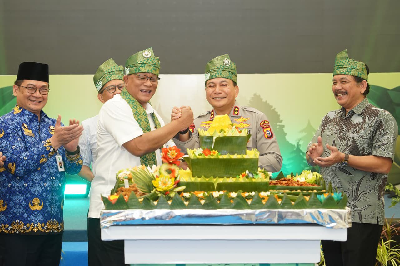 Kunjungan ini menjadi penegasan kuat atas pentingnya sinergi lintas sektor dalam menjawab tantangan lingkungan hidup di Indonesia, dengan Riau sebagai salah satu titik strategis