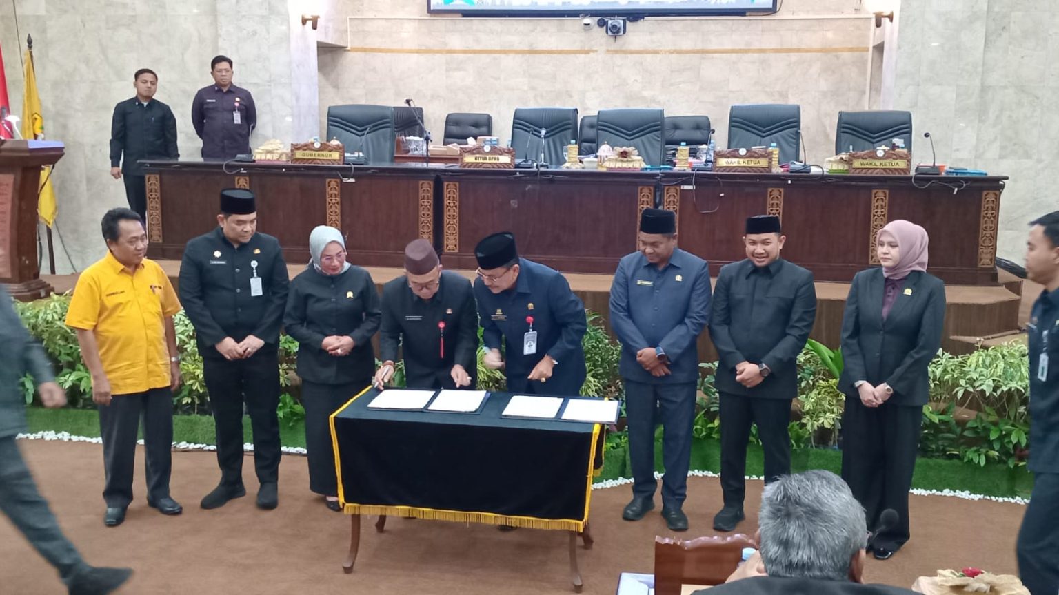 Presidium DOB Tanah Kambatang Lima bersama warga mengawal proses pemekaran usai DPRD Kalsel menyetujui usulan daerah otonomi baru di Banjarmasin.