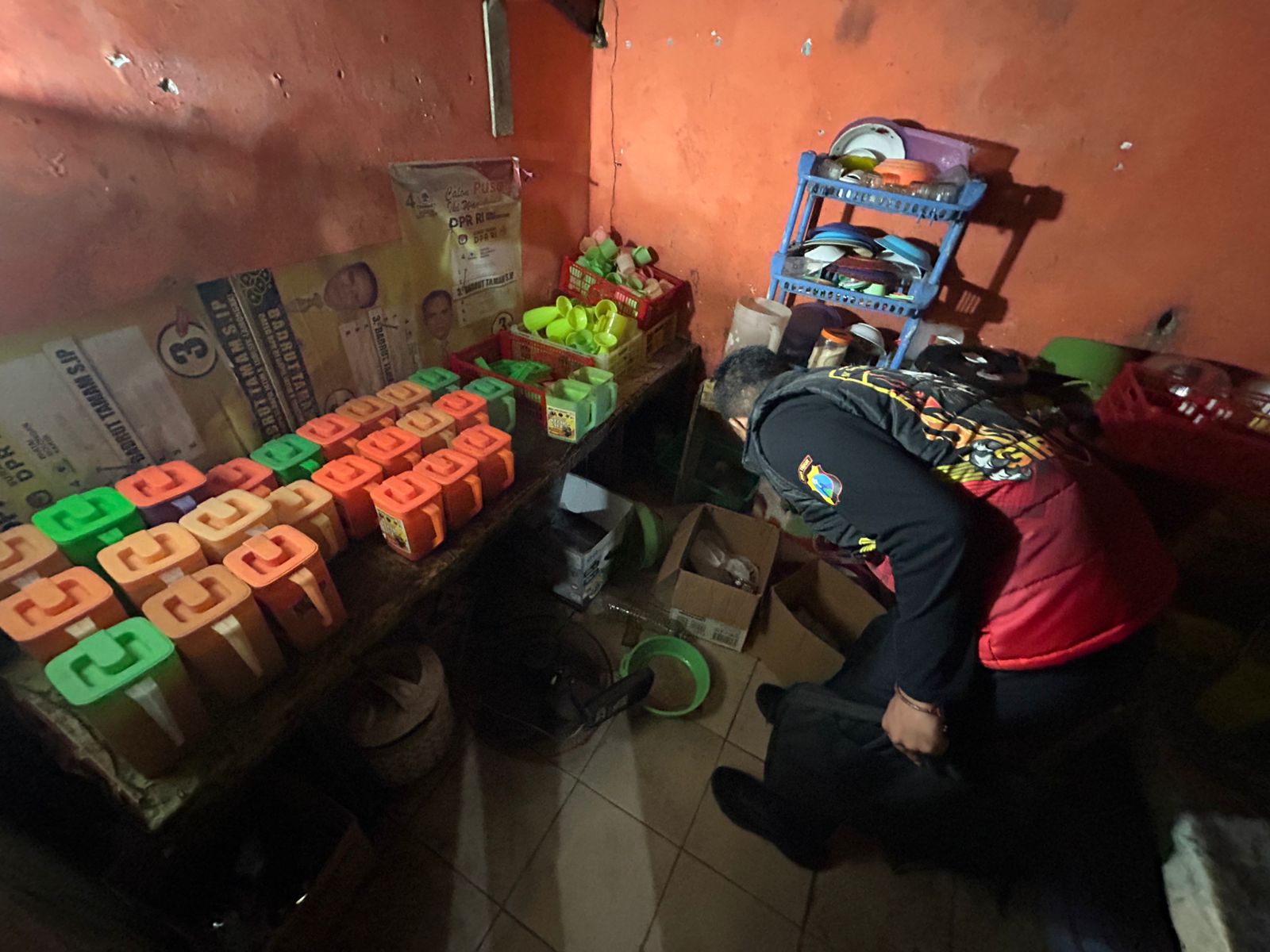 Petugas Polres Gresik menyita puluhan botol miras saat menggerebek warung di Desa Lowayu, Kecamatan Dukun.