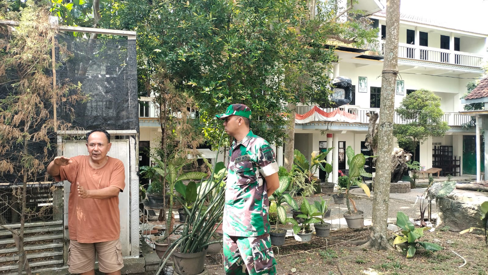 Babinsa Koramil 05/Baturetno bersama tokoh masyarakat Bapak Teguh saat memperkuat sinergi dan kolaborasi menjaga kondusivitas wilayah di Kecamatan Baturetno, Wonogiri.