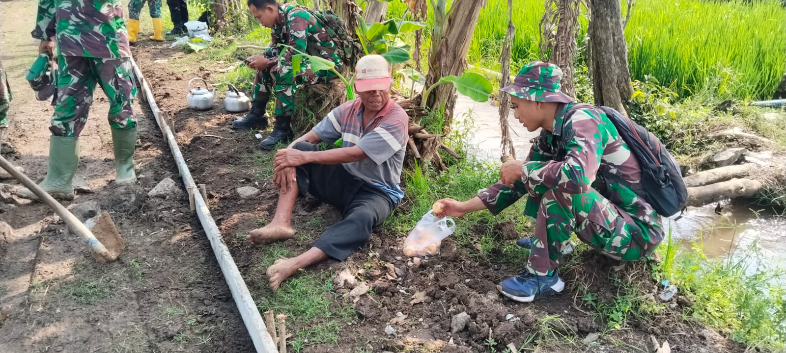 Suradi berbagi kisah perjuangan menyekolahkan anak hingga sarjana kepada Satgas TMMD di Sragen.