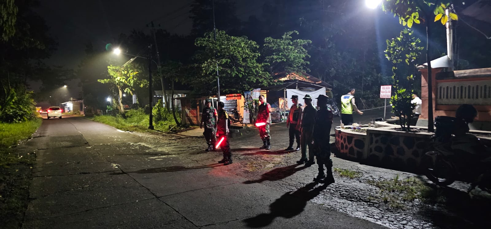 Aparat TNI-Polri patroli rutin di Sambi untuk menjaga keamanan dan ketertiban wilayah.