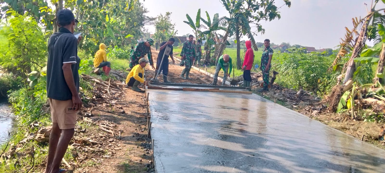 Personel Kodim 0728/Wonogiri bersama warga membersihkan area Pasar Hewan Sidoharjo dalam kegiatan karya bakti TNI.