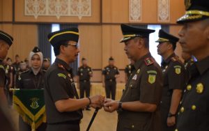 Keterangan Foto: Kajati Kalteng Nurcahyo J.M. memimpin pelantikan dan serah terima jabatan Kajari di Aula Kejati Kalteng, Palangka Raya.