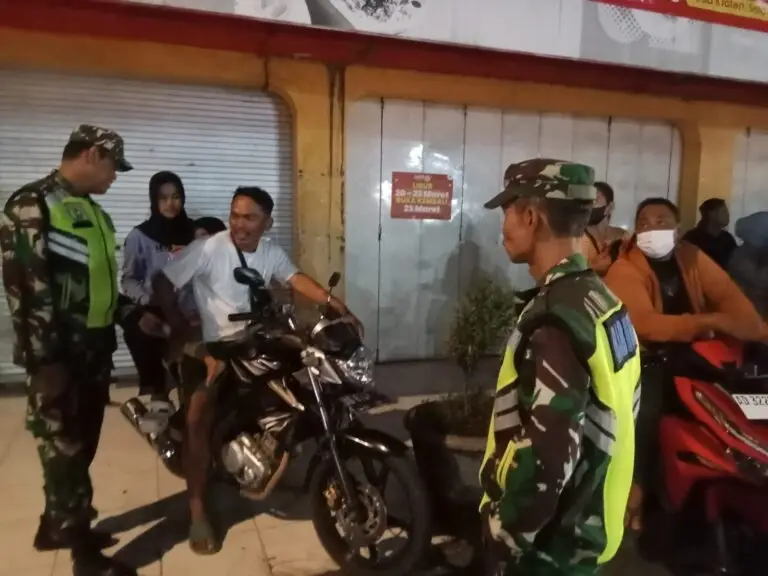 Keterangan Foto: Anggota Koramil 12/Simo memantau situasi keamanan di kawasan Simpang Simo, Boyolali.