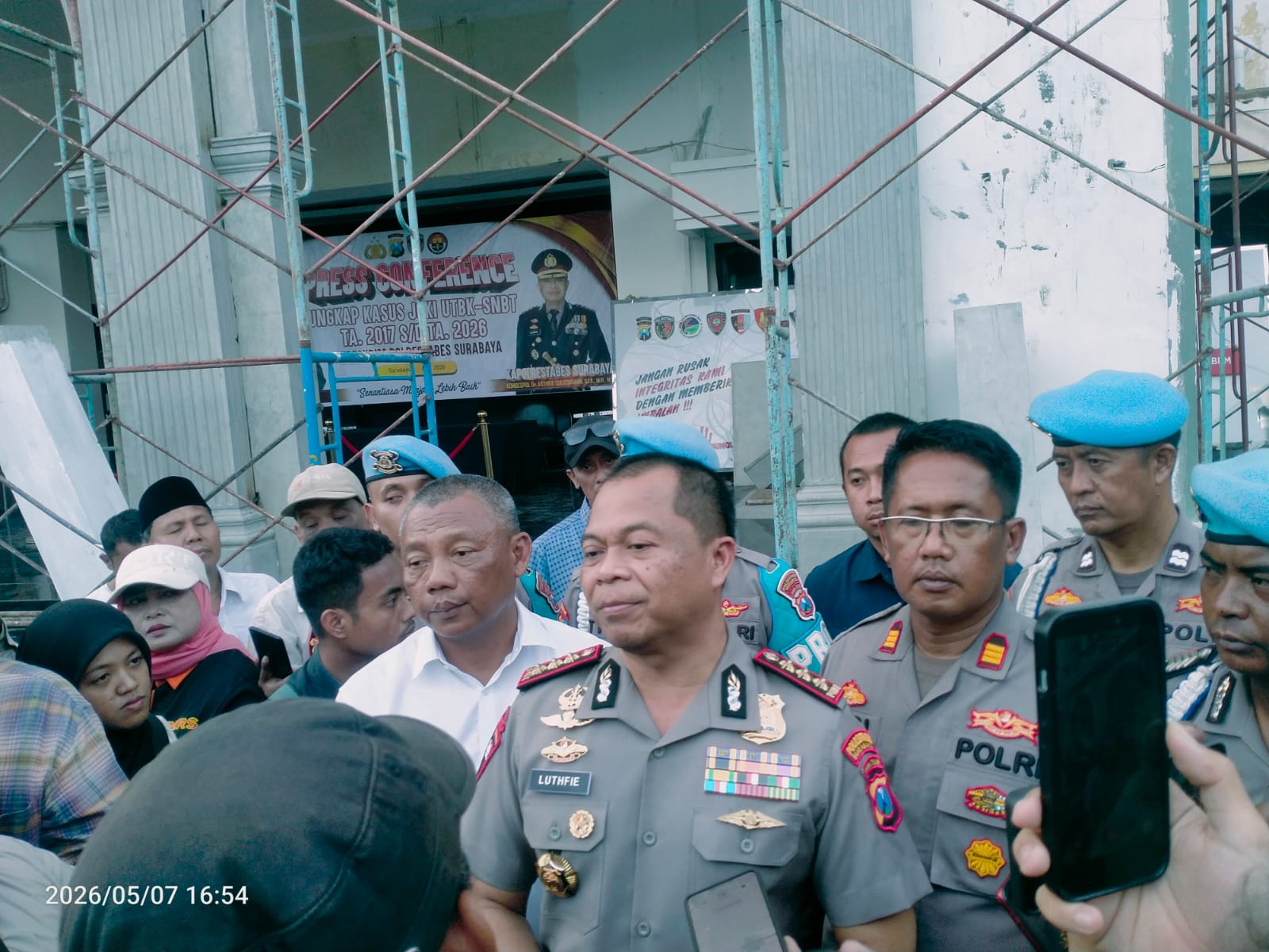 Tiga pelaku curanmor diamankan Polrestabes Surabaya bersama barang bukti kunci T dan alat kejahatan lainnya usai beraksi di Tambaksari.