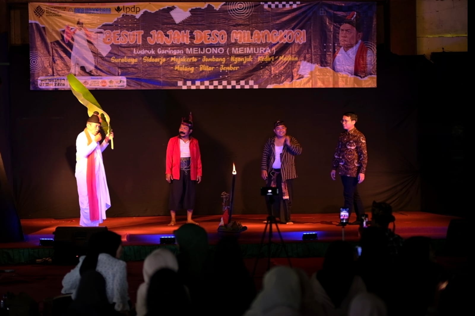Meimura saat mementaskan Ludruk Garingan di UNIM Mojokerto dengan mengangkat isu lingkungan dan tradisi