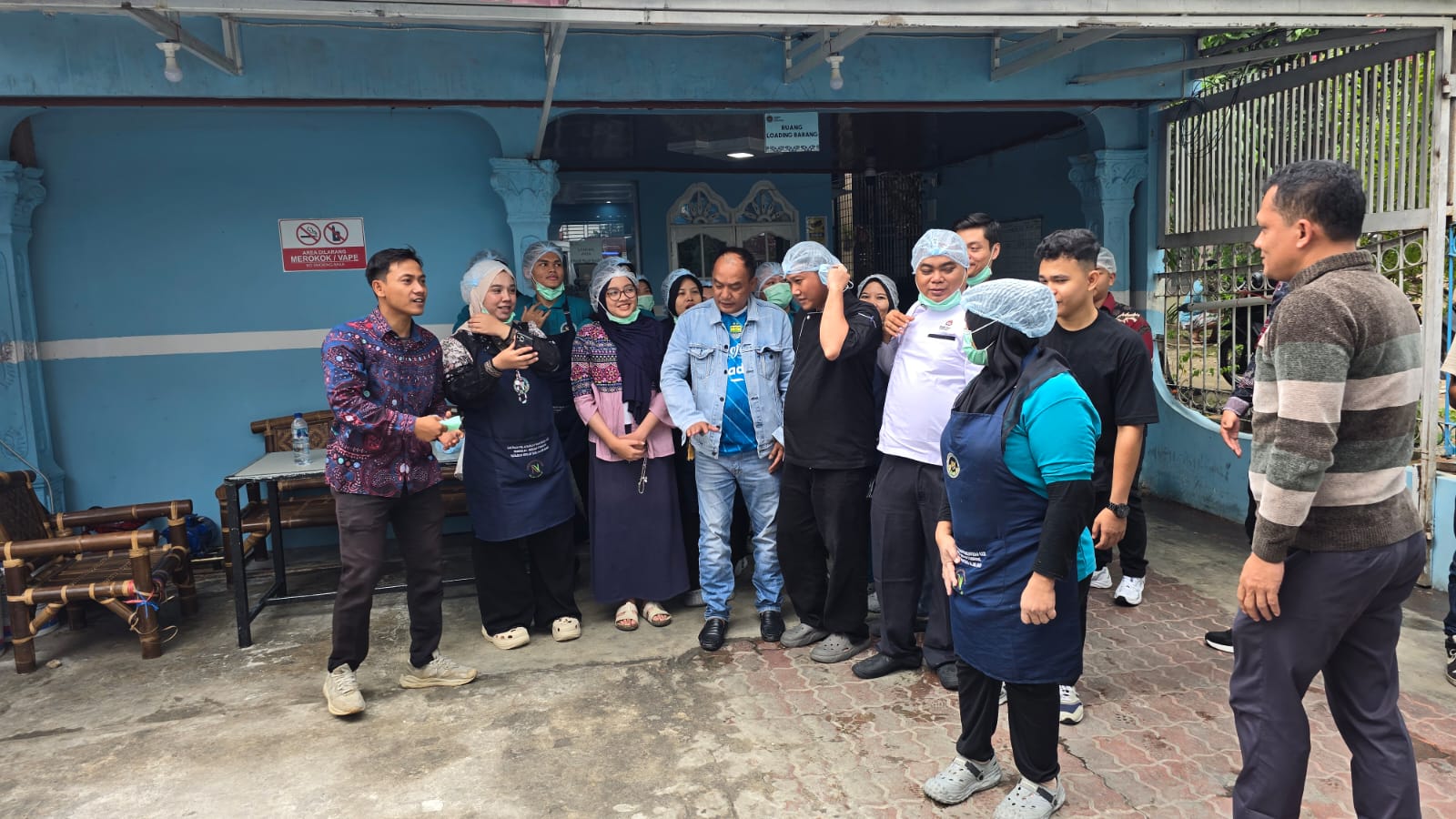 Roy Marjuk bersama Azis Gagap meninjau langsung dapur SPPG Sidorejo di Medan Tembung untuk memastikan standar keamanan dan kualitas program gizi.