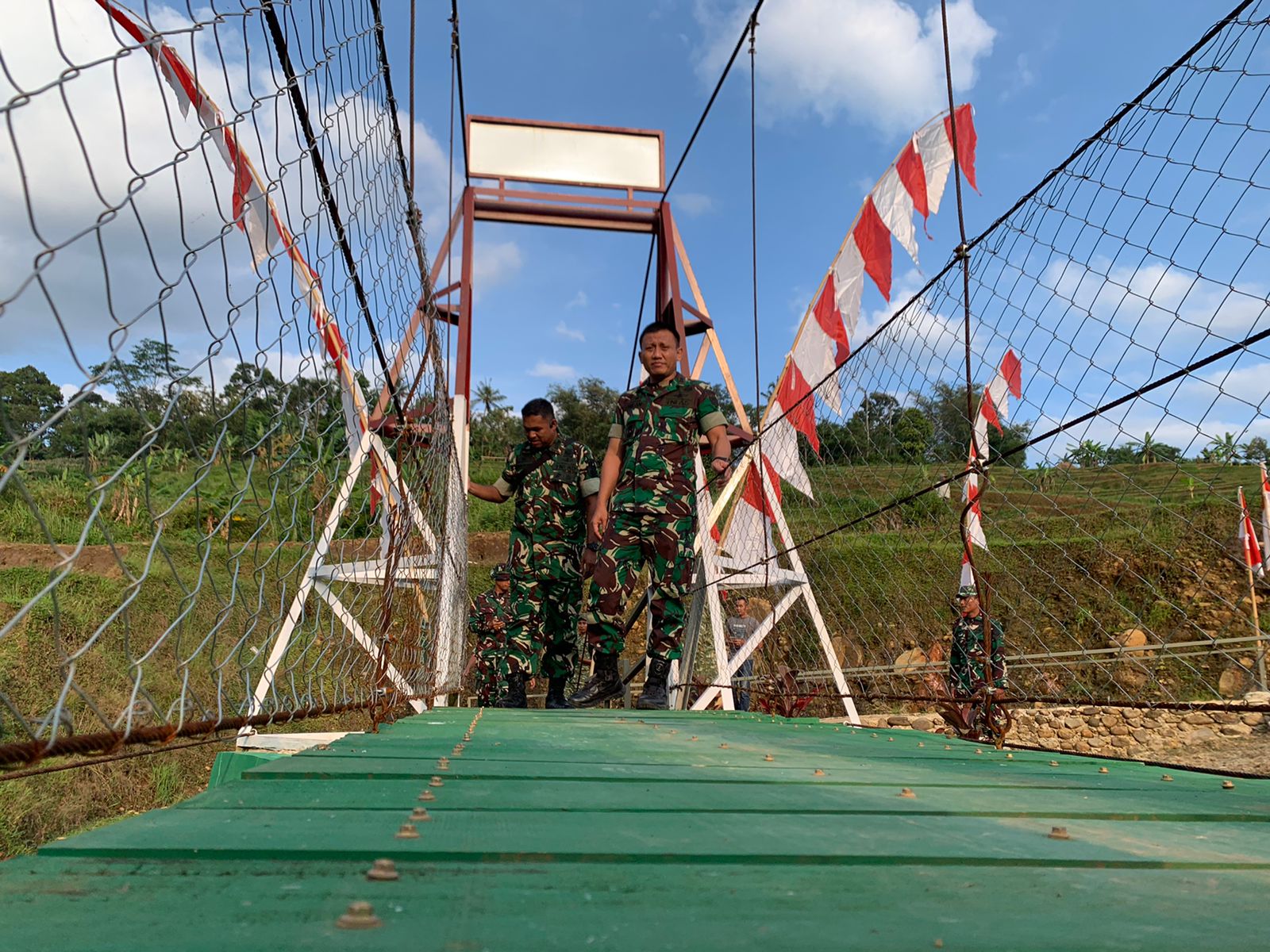 Tim Itjenad meninjau pembangunan Jembatan Gantung Garuda di Kabupaten Wonogiri.