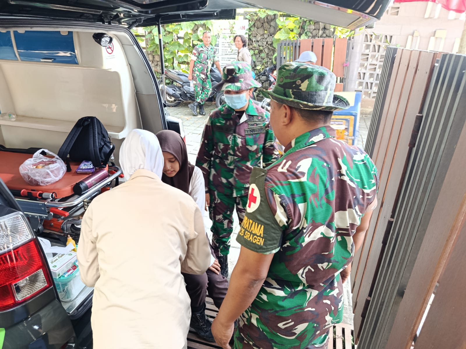 Tim Medis Klinik Pratama Kartika 25 Sragen memberikan penanganan cepat kepada peserta TMMD Reguler ke-128 yang mengalami luka saat latihan Ketarunaan.