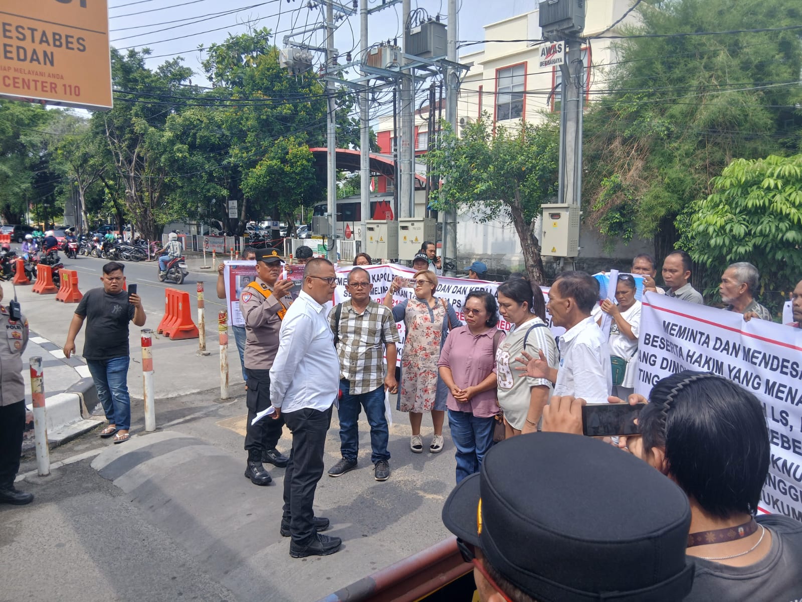 Keluarga korban pengeroyokan di Medan menyampaikan desakan agar polisi segera menangkap tiga DPO dan menuntaskan proses hukum hingga ke pengadilan.