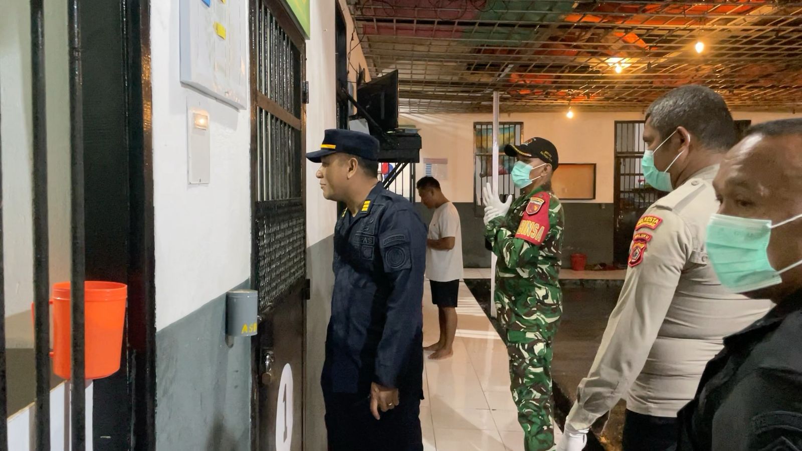 Petugas Rutan Ambon bersama APH melakukan sidak gabungan di blok hunian warga binaan untuk mencegah peredaran narkoba.