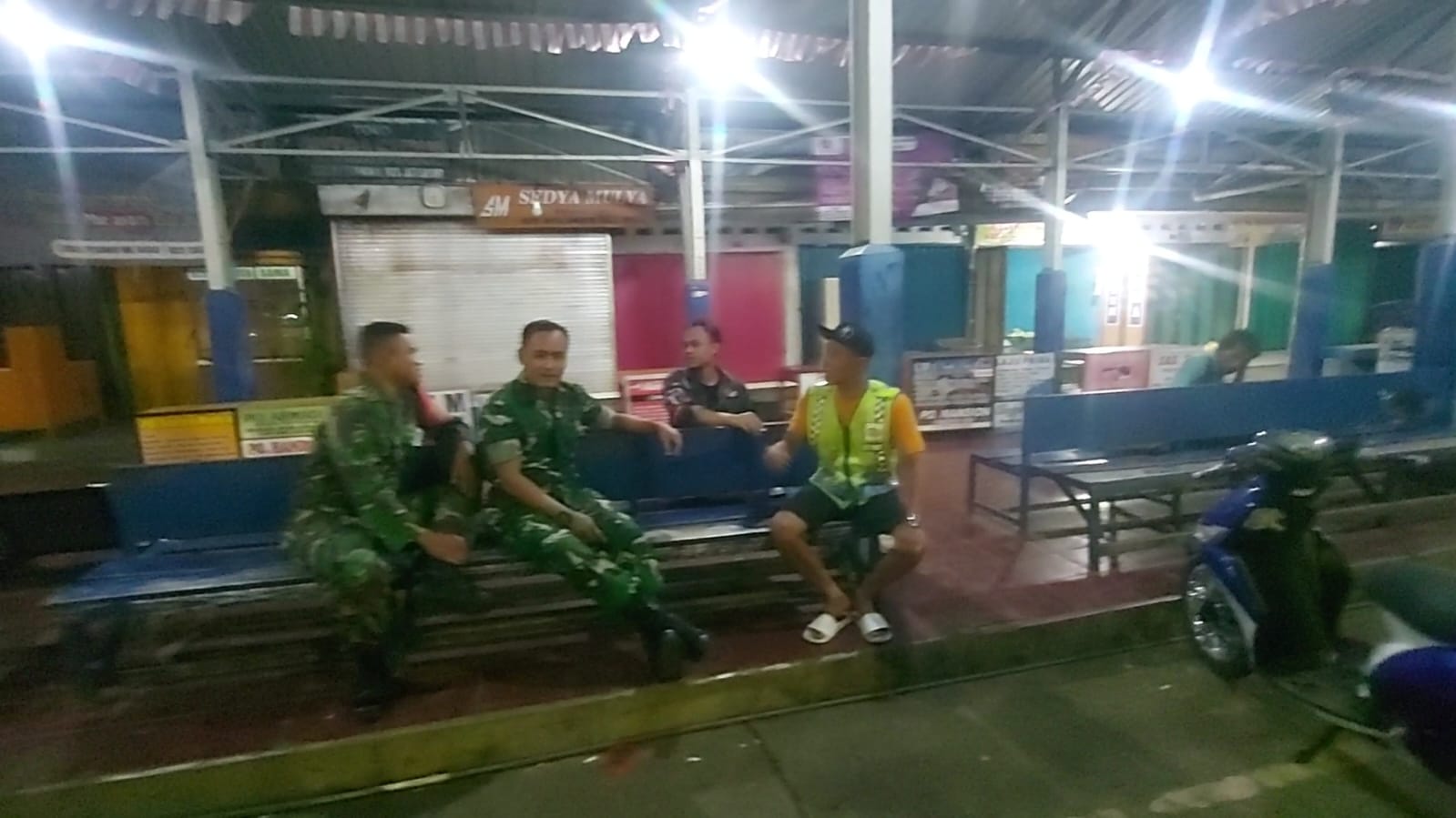 Babinsa Koramil Jatisrono bersama Linmas patroli malam antisipasi gangguan kamtibmas.