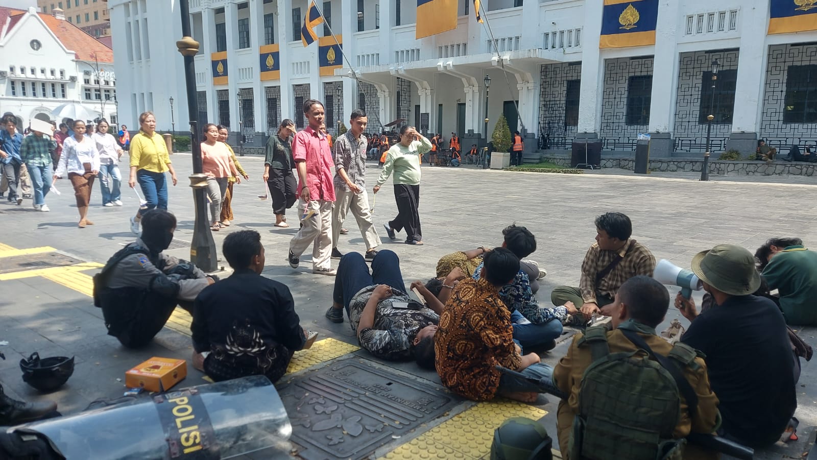 Tim produksi dan ribuan warga Surabaya terlibat dalam syuting film Zona Merah musim kedua di kawasan Kota Tua Surabaya.