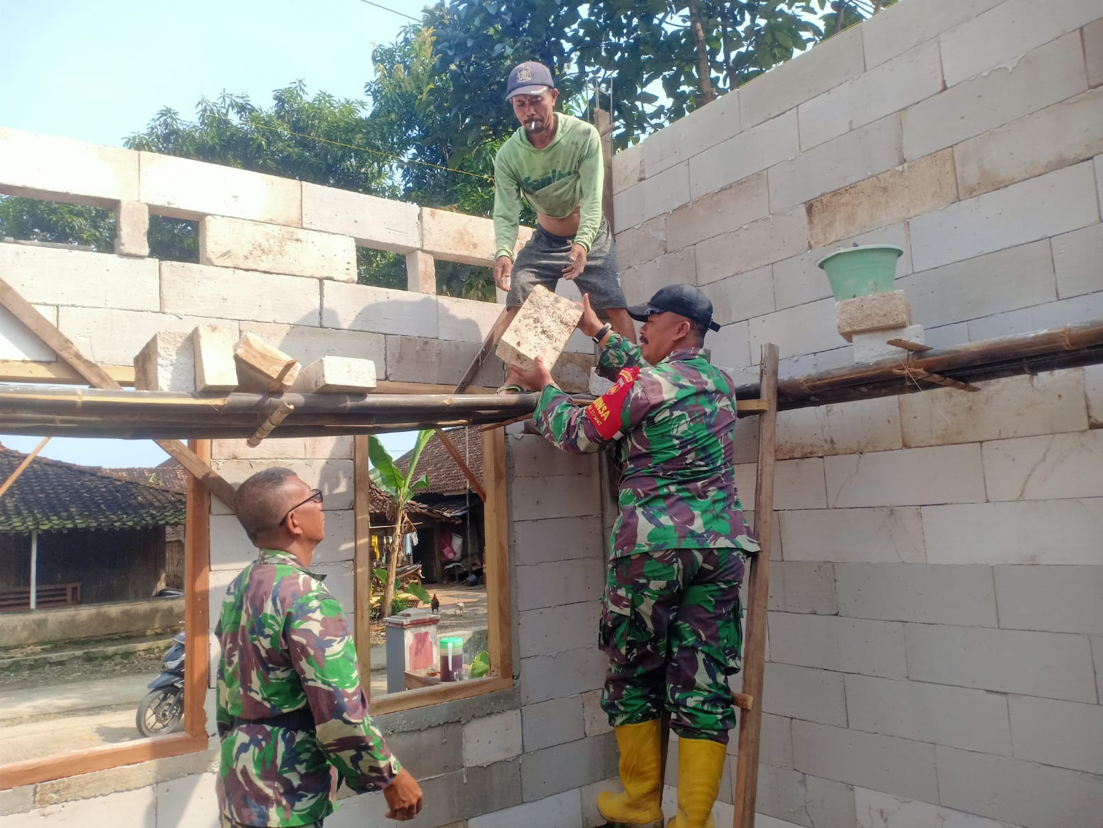 Satgas TMMD dan warga bergotong royong memasang hebel RTLH di Desa Kauman, Boyolali.