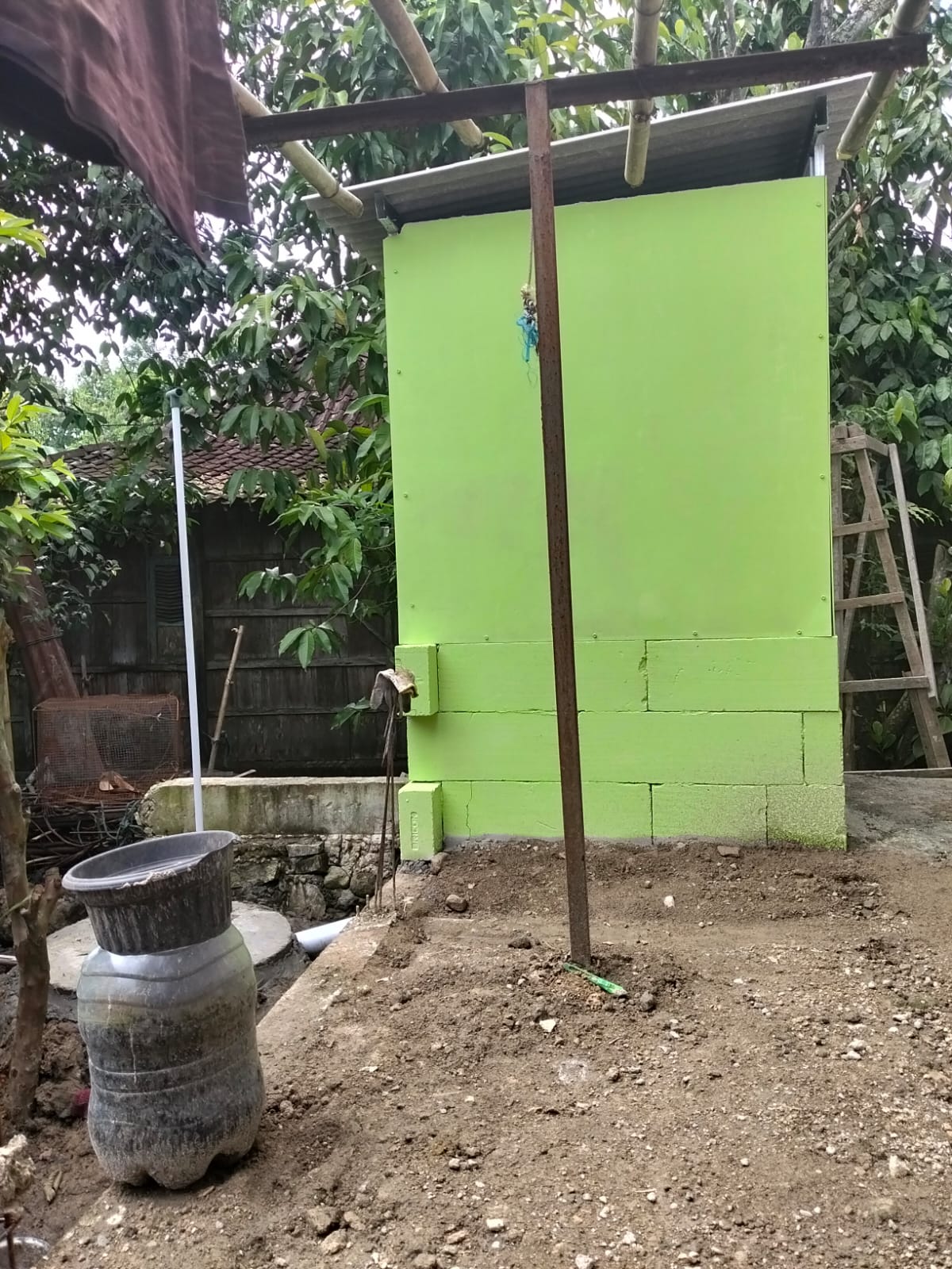 Satgas TMMD Kodim Sragen meninjau hasil pembangunan jamban sehat di Kecamatan Karangmalang.