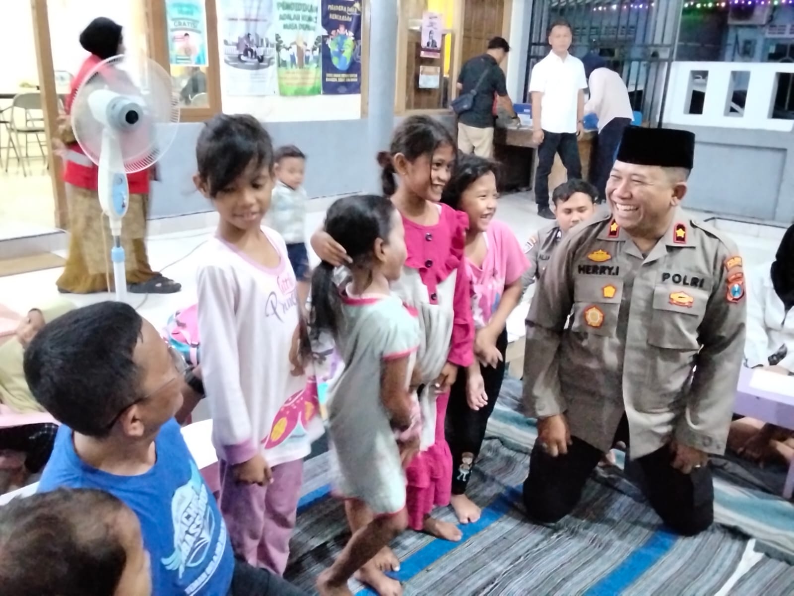 Kapolsek Semampir membagikan Buku Qiroati kepada anak-anak di Wonokusumo.