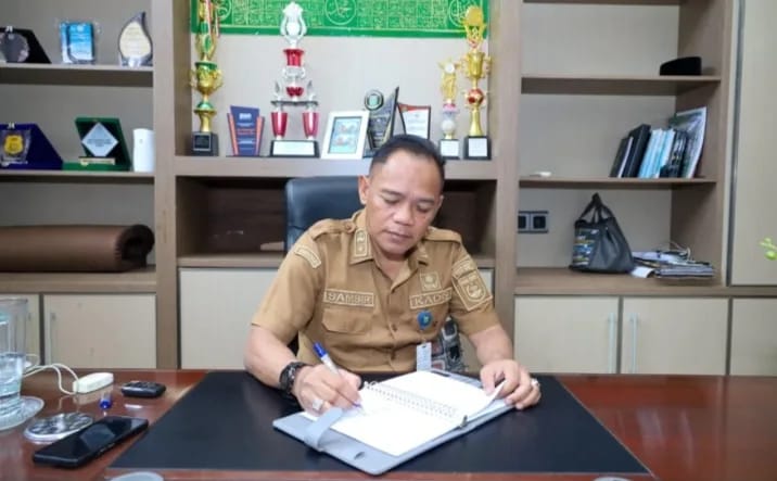 Samsir membagikan kisah perjalanan dari guru madrasah hingga menjabat Kepala Dinas PMD Tanah Bumbu.