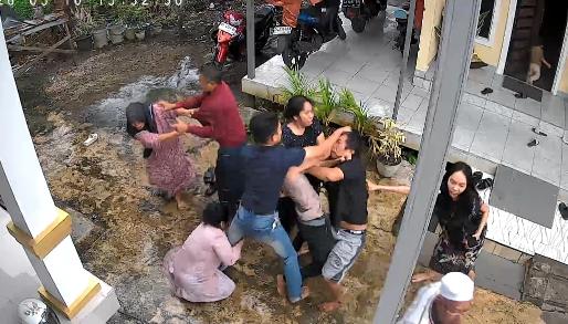 Polisi mengamankan TKP pengeroyokan di Sungai Malang, Amuntai, serta memeriksa rekaman CCTV untuk mengungkap pelaku.