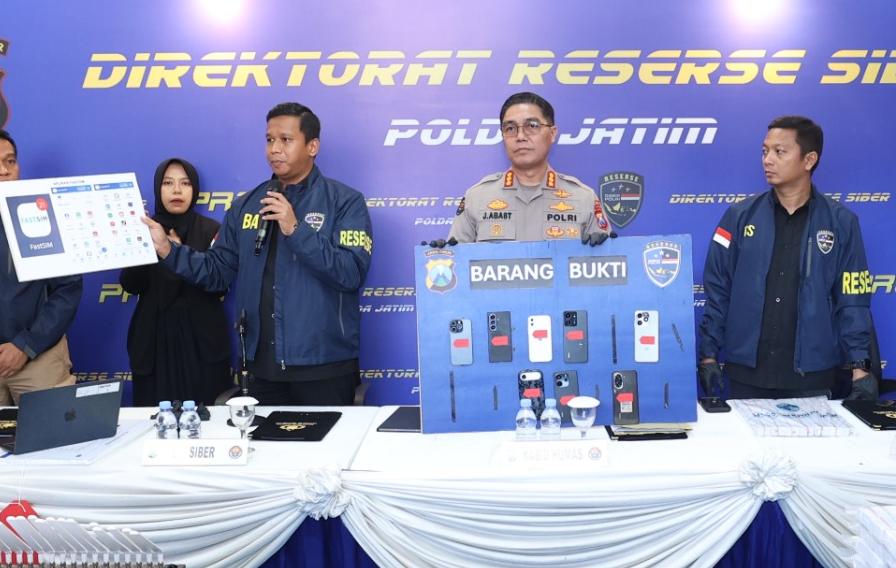 Bimo Ariyanto menunjukkan barang bukti kasus penyalahgunaan data pribadi dan OTP ilegal di Polda Jatim.