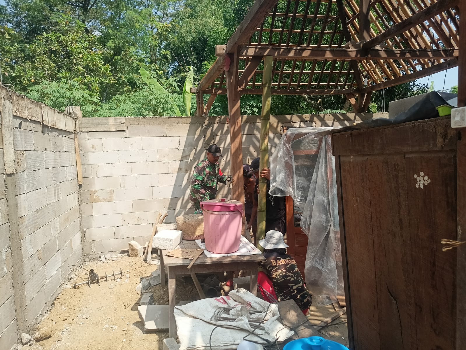 Personel Satgas TMMD bersama warga mempercepat rehab RTLH milik Ibu Manisri di Desa Kauman, Boyolali.